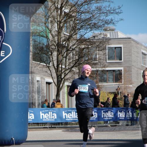 06.04.2025 - 44. Internationalen Wilhelmsburger Insellauf A. Gomolzig http://msf.ph/oto/7579251 06.04.2025 10:26:01 Ziel 3195, 3250, 3541 meine-sportfotos.de