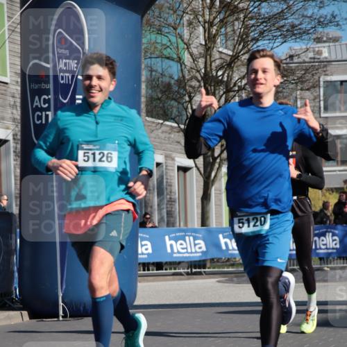 06.04.2025 - 44. Internationalen Wilhelmsburger Insellauf A. Gomolzig http://msf.ph/oto/7579305 06.04.2025 10:25:44 Ziel 3142, 3556, 5120, 5126 meine-sportfotos.de