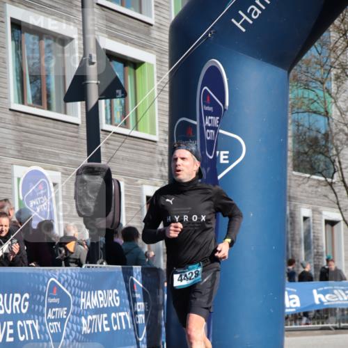 06.04.2025 - 44. Internationalen Wilhelmsburger Insellauf A. Gomolzig http://msf.ph/oto/7579440 06.04.2025 10:25:13 Ziel 3591, 4428, 4576 meine-sportfotos.de