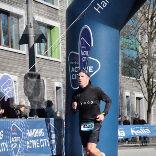 06.04.2025 - 44. Internationalen Wilhelmsburger Insellauf A. Gomolzig http://msf.ph/oto/7579444 06.04.2025 10:25:13 Ziel 3591, 4428, 4576 meine-sportfotos.de
