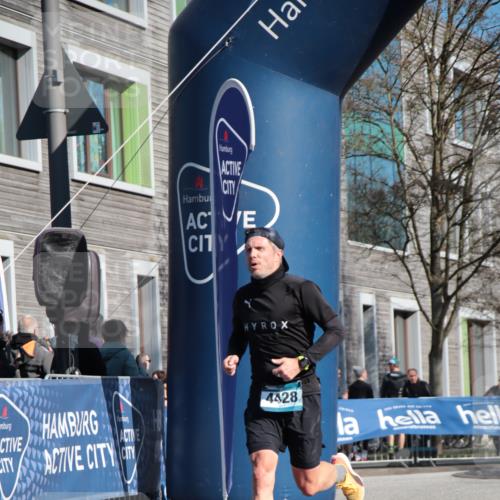 06.04.2025 - 44. Internationalen Wilhelmsburger Insellauf A. Gomolzig http://msf.ph/oto/7579447 06.04.2025 10:25:13 Ziel 3591, 4428, 4576 meine-sportfotos.de