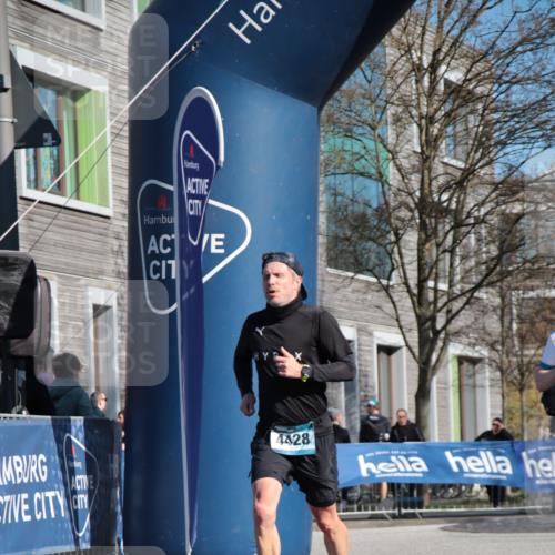 06.04.2025 - 44. Internationalen Wilhelmsburger Insellauf A. Gomolzig http://msf.ph/oto/7579451 06.04.2025 10:25:13 Ziel 3591, 4428, 4576 meine-sportfotos.de
