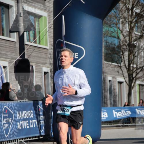 06.04.2025 - 44. Internationalen Wilhelmsburger Insellauf A. Gomolzig http://msf.ph/oto/7579495 06.04.2025 10:25:04 Ziel 3820 meine-sportfotos.de