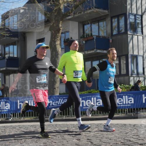 06.04.2025 - 44. Internationalen Wilhelmsburger Insellauf Luisa Fischer http://msf.ph/oto/7579526 06.04.2025 10:39:29 Ziel 3418, 3417, 383 meine-sportfotos.de