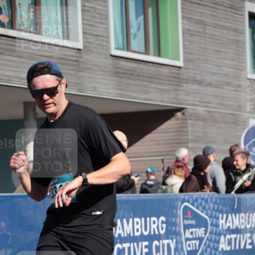 06.04.2025 - 44. Internationalen Wilhelmsburger Insellauf A. Gomolzig http://msf.ph/oto/7579528 06.04.2025 10:24:52 Ziel 3317, 3341, 4195, 4205, 4617 meine-sportfotos.de