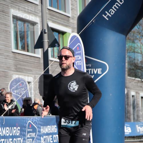 06.04.2025 - 44. Internationalen Wilhelmsburger Insellauf A. Gomolzig http://msf.ph/oto/7579563 06.04.2025 10:24:48 Ziel 3317, 3341, 4617 meine-sportfotos.de