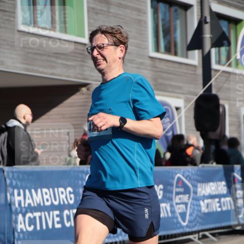 06.04.2025 - 44. Internationalen Wilhelmsburger Insellauf A. Gomolzig http://msf.ph/oto/7579576 06.04.2025 10:24:42 Ziel 3317, 4136, 4292 meine-sportfotos.de