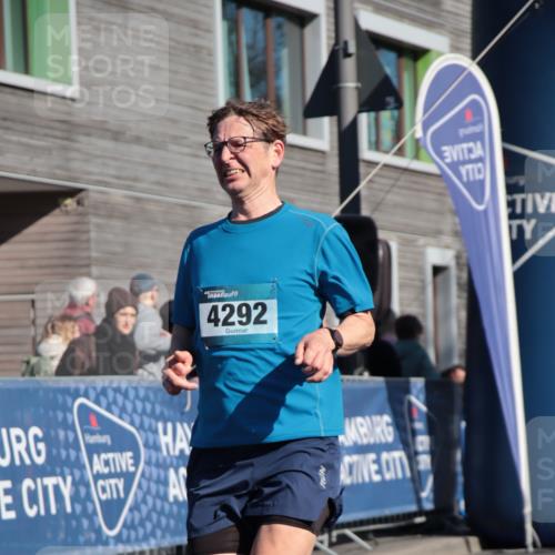 06.04.2025 - 44. Internationalen Wilhelmsburger Insellauf A. Gomolzig http://msf.ph/oto/7579580 06.04.2025 10:24:42 Ziel 3317, 4136, 4292 meine-sportfotos.de