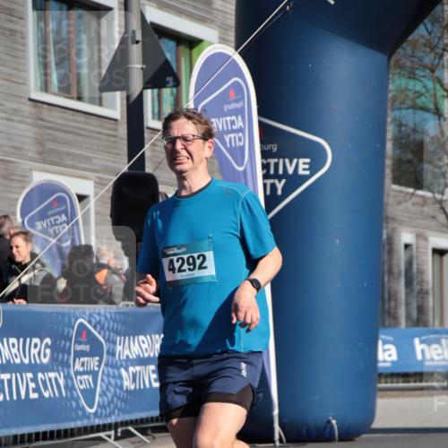 06.04.2025 - 44. Internationalen Wilhelmsburger Insellauf A. Gomolzig http://msf.ph/oto/7579588 06.04.2025 10:24:42 Ziel 3317, 4136, 4292 meine-sportfotos.de