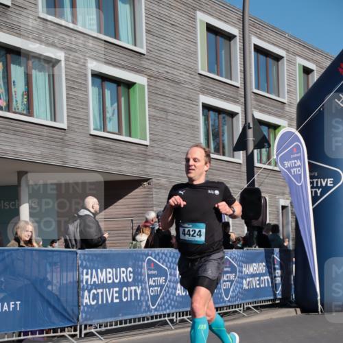 06.04.2025 - 44. Internationalen Wilhelmsburger Insellauf A. Gomolzig http://msf.ph/oto/7579658 06.04.2025 10:24:11 Ziel 4424 meine-sportfotos.de