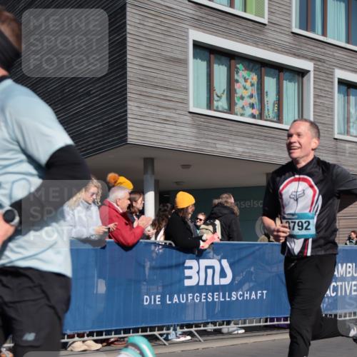 06.04.2025 - 44. Internationalen Wilhelmsburger Insellauf A. Gomolzig http://msf.ph/oto/7579734 06.04.2025 10:23:25 Ziel 3536, 3792, 4391 meine-sportfotos.de