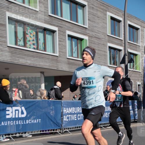 06.04.2025 - 44. Internationalen Wilhelmsburger Insellauf A. Gomolzig http://msf.ph/oto/7579744 06.04.2025 10:23:25 Ziel 3536, 3792, 4391 meine-sportfotos.de