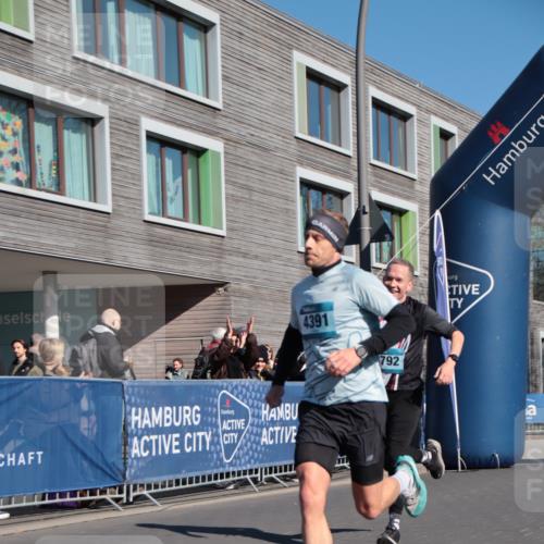 06.04.2025 - 44. Internationalen Wilhelmsburger Insellauf A. Gomolzig http://msf.ph/oto/7579747 06.04.2025 10:23:24 Ziel 3536, 3792, 4391 meine-sportfotos.de