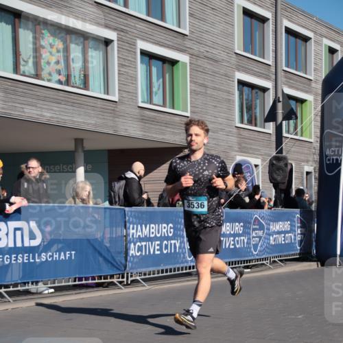 06.04.2025 - 44. Internationalen Wilhelmsburger Insellauf A. Gomolzig http://msf.ph/oto/7579766 06.04.2025 10:23:20 Ziel 3379, 3536, 3792, 4391 meine-sportfotos.de