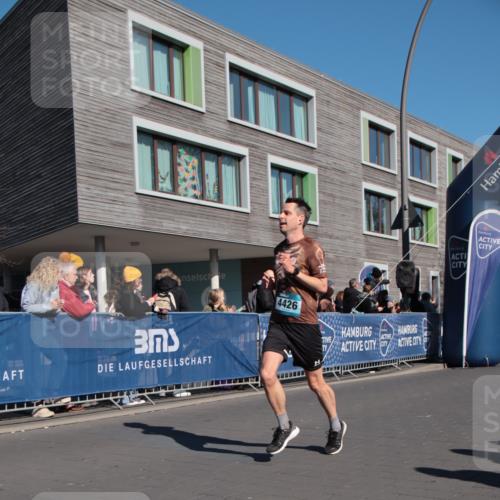 06.04.2025 - 44. Internationalen Wilhelmsburger Insellauf A. Gomolzig http://msf.ph/oto/7579779 06.04.2025 10:23:11 Ziel 3379, 4426, 4496 meine-sportfotos.de