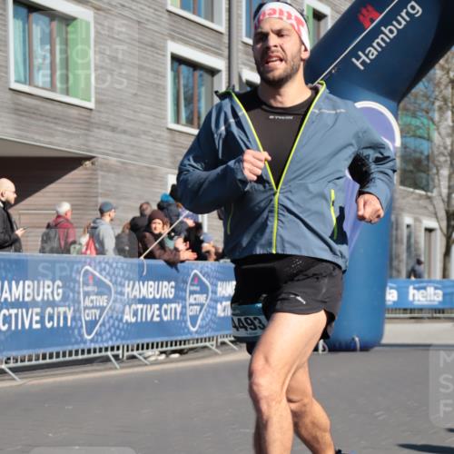 06.04.2025 - 44. Internationalen Wilhelmsburger Insellauf A. Gomolzig http://msf.ph/oto/7579796 06.04.2025 10:23:04 Ziel 4071, 4493, 4496 meine-sportfotos.de