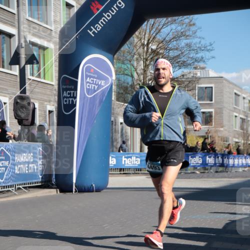 06.04.2025 - 44. Internationalen Wilhelmsburger Insellauf A. Gomolzig http://msf.ph/oto/7579820 06.04.2025 10:23:04 Ziel 4071, 4493, 4496 meine-sportfotos.de