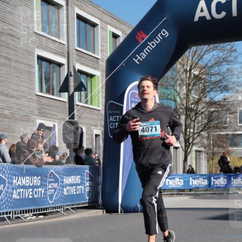06.04.2025 - 44. Internationalen Wilhelmsburger Insellauf A. Gomolzig http://msf.ph/oto/7579831 06.04.2025 10:22:59 Ziel 4071, 4493 meine-sportfotos.de
