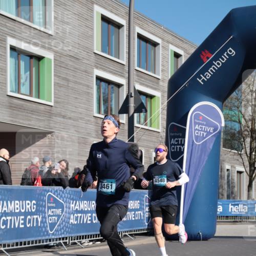 06.04.2025 - 44. Internationalen Wilhelmsburger Insellauf A. Gomolzig http://msf.ph/oto/7580000 06.04.2025 10:22:16 Ziel 3353, 3461, 3553, 4548, 4590 meine-sportfotos.de