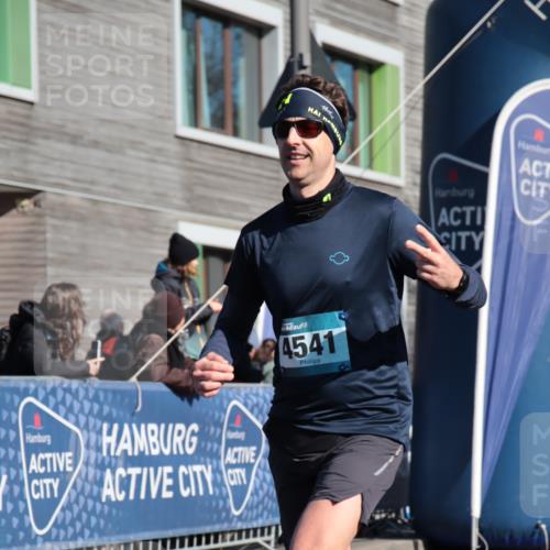 06.04.2025 - 44. Internationalen Wilhelmsburger Insellauf A. Gomolzig http://msf.ph/oto/7580053 06.04.2025 10:22:00 Ziel 3597, 4541, 5030 meine-sportfotos.de