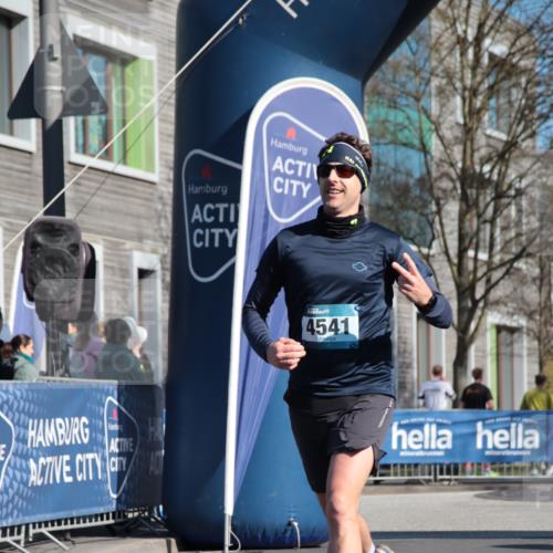 06.04.2025 - 44. Internationalen Wilhelmsburger Insellauf A. Gomolzig http://msf.ph/oto/7580070 06.04.2025 10:21:59 Ziel 3597, 4541, 5030 meine-sportfotos.de