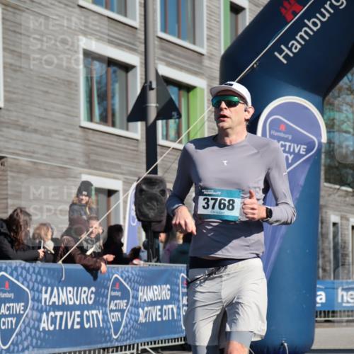 06.04.2025 - 44. Internationalen Wilhelmsburger Insellauf A. Gomolzig http://msf.ph/oto/7580237 06.04.2025 10:20:43 Ziel 3062, 3609, 3768 meine-sportfotos.de