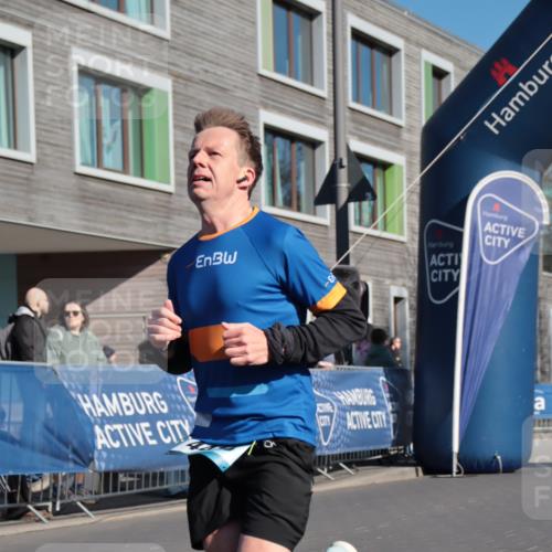06.04.2025 - 44. Internationalen Wilhelmsburger Insellauf A. Gomolzig http://msf.ph/oto/7580346 06.04.2025 10:20:10 Ziel 3416, 4416 meine-sportfotos.de