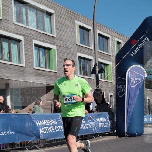 06.04.2025 - 44. Internationalen Wilhelmsburger Insellauf A. Gomolzig http://msf.ph/oto/7580387 06.04.2025 10:19:40 Ziel 4256 meine-sportfotos.de