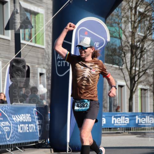 06.04.2025 - 44. Internationalen Wilhelmsburger Insellauf A. Gomolzig http://msf.ph/oto/7580512 06.04.2025 10:19:00 Ziel 3103, 4392 meine-sportfotos.de