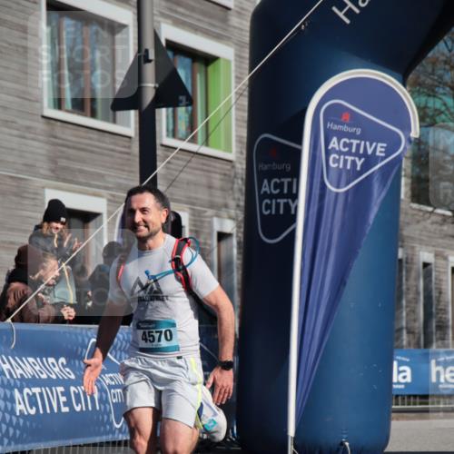 06.04.2025 - 44. Internationalen Wilhelmsburger Insellauf A. Gomolzig http://msf.ph/oto/7580720 06.04.2025 10:16:54 Ziel 3600, 4570 meine-sportfotos.de
