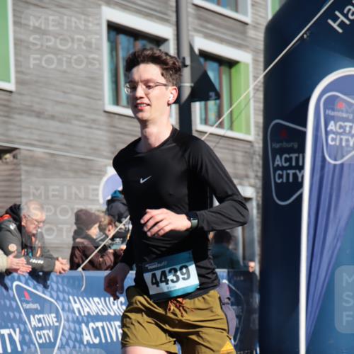 06.04.2025 - 44. Internationalen Wilhelmsburger Insellauf A. Gomolzig http://msf.ph/oto/7580724 06.04.2025 10:16:41 Ziel 4439 meine-sportfotos.de