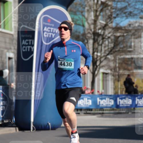 06.04.2025 - 44. Internationalen Wilhelmsburger Insellauf A. Gomolzig http://msf.ph/oto/7580743 06.04.2025 10:16:21 Ziel 4430 meine-sportfotos.de