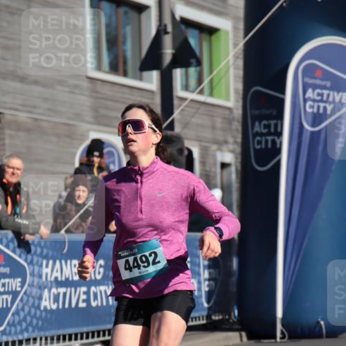 06.04.2025 - 44. Internationalen Wilhelmsburger Insellauf A. Gomolzig http://msf.ph/oto/7580782 06.04.2025 10:16:08 Ziel 4492 meine-sportfotos.de