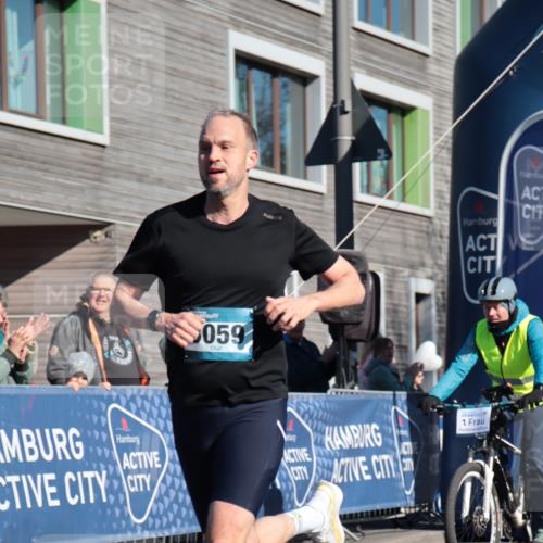06.04.2025 - 44. Internationalen Wilhelmsburger Insellauf A. Gomolzig http://msf.ph/oto/7580890 06.04.2025 10:15:12 Ziel 3059, 3475, 3557 meine-sportfotos.de