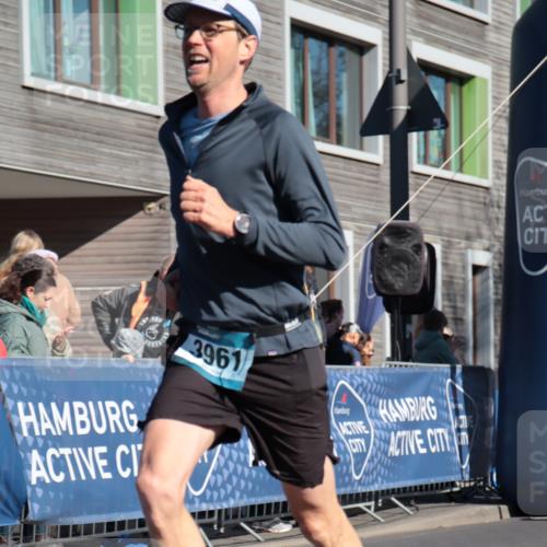 06.04.2025 - 44. Internationalen Wilhelmsburger Insellauf A. Gomolzig http://msf.ph/oto/7581018 06.04.2025 10:14:23 Ziel 3961, 4511 meine-sportfotos.de