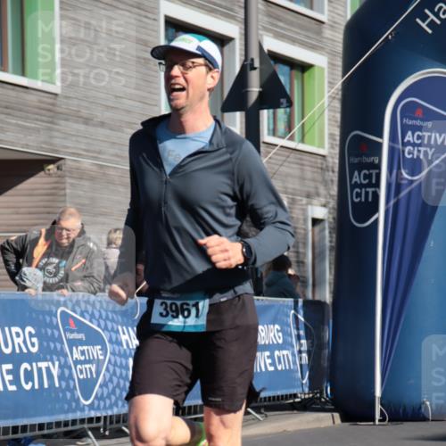 06.04.2025 - 44. Internationalen Wilhelmsburger Insellauf A. Gomolzig http://msf.ph/oto/7581024 06.04.2025 10:14:23 Ziel 3961, 4511 meine-sportfotos.de