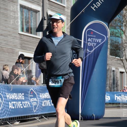 06.04.2025 - 44. Internationalen Wilhelmsburger Insellauf A. Gomolzig http://msf.ph/oto/7581034 06.04.2025 10:14:23 Ziel 3961, 4511 meine-sportfotos.de