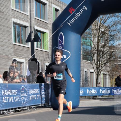 06.04.2025 - 44. Internationalen Wilhelmsburger Insellauf A. Gomolzig http://msf.ph/oto/7581235 06.04.2025 10:12:33 Ziel 4206, 4285 meine-sportfotos.de