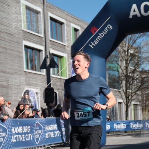06.04.2025 - 44. Internationalen Wilhelmsburger Insellauf A. Gomolzig http://msf.ph/oto/7581267 06.04.2025 10:12:07 Ziel 3457 meine-sportfotos.de