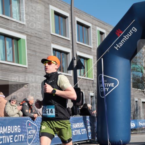 06.04.2025 - 44. Internationalen Wilhelmsburger Insellauf A. Gomolzig http://msf.ph/oto/7581283 06.04.2025 10:11:53 Ziel 3214 meine-sportfotos.de