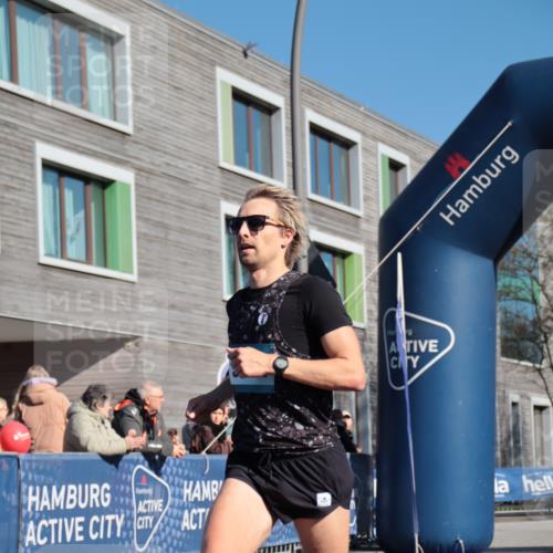 06.04.2025 - 44. Internationalen Wilhelmsburger Insellauf A. Gomolzig http://msf.ph/oto/7581301 06.04.2025 10:11:38 Ziel 5194 meine-sportfotos.de