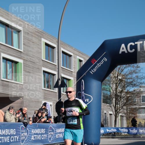 06.04.2025 - 44. Internationalen Wilhelmsburger Insellauf A. Gomolzig http://msf.ph/oto/7581322 06.04.2025 10:11:15 Ziel 3398, 5037, 5123 meine-sportfotos.de