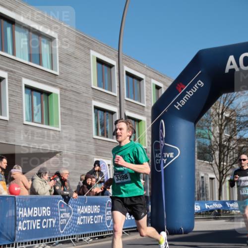 06.04.2025 - 44. Internationalen Wilhelmsburger Insellauf A. Gomolzig http://msf.ph/oto/7581332 06.04.2025 10:11:14 Ziel 3398, 5037, 5123 meine-sportfotos.de