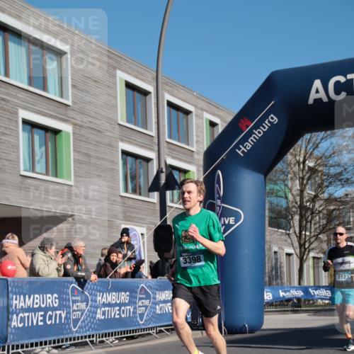 06.04.2025 - 44. Internationalen Wilhelmsburger Insellauf A. Gomolzig http://msf.ph/oto/7581338 06.04.2025 10:11:14 Ziel 3398, 5037, 5123 meine-sportfotos.de