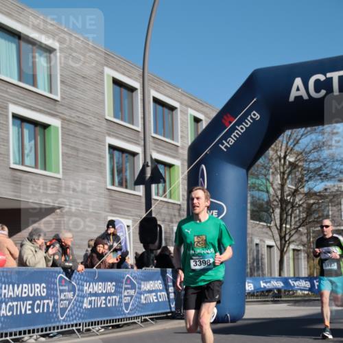 06.04.2025 - 44. Internationalen Wilhelmsburger Insellauf A. Gomolzig http://msf.ph/oto/7581342 06.04.2025 10:11:14 Ziel 3398, 5037, 5123 meine-sportfotos.de