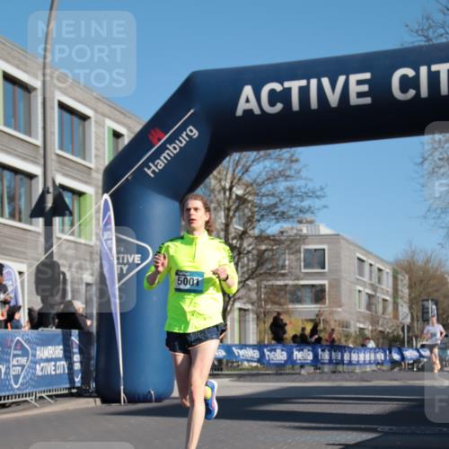 06.04.2025 - 44. Internationalen Wilhelmsburger Insellauf A. Gomolzig http://msf.ph/oto/7581382 06.04.2025 10:11:08 Ziel 3398, 5001, 5037 meine-sportfotos.de