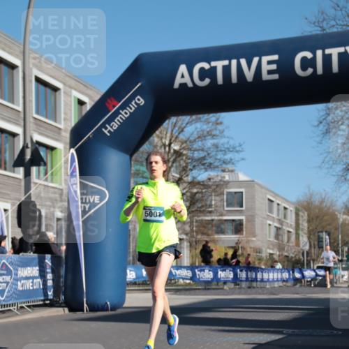 06.04.2025 - 44. Internationalen Wilhelmsburger Insellauf A. Gomolzig http://msf.ph/oto/7581386 06.04.2025 10:11:07 Ziel 3398, 5001, 5037 meine-sportfotos.de