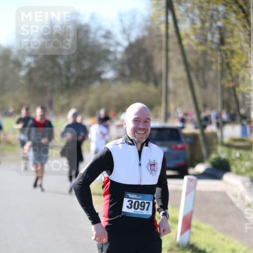 06.04.2025 - 44. Internationalen Wilhelmsburger Insellauf Jannik Wohlers http://msf.ph/oto/7596698 06.04.2025 10:35:26 Laufen 3097 meine-sportfotos.de