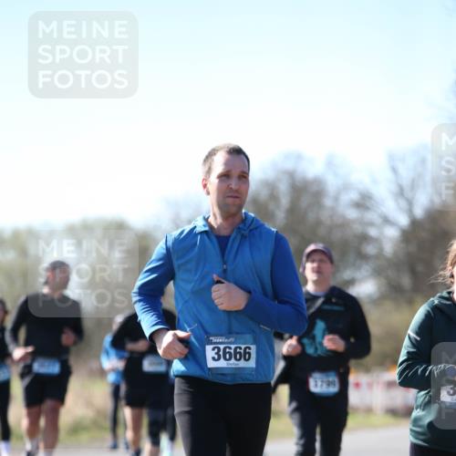 06.04.2025 - 44. Internationalen Wilhelmsburger Insellauf Jannik Wohlers http://msf.ph/oto/7601580 06.04.2025 10:45:04 Laufen 3666, 3799 meine-sportfotos.de