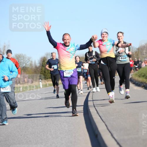 06.04.2025 - 44. Internationalen Wilhelmsburger Insellauf Jannik Wohlers http://msf.ph/oto/7615040 06.04.2025 09:32:49 Laufen 4334, 925, 3965, 4545, 1462, 4448 meine-sportfotos.de